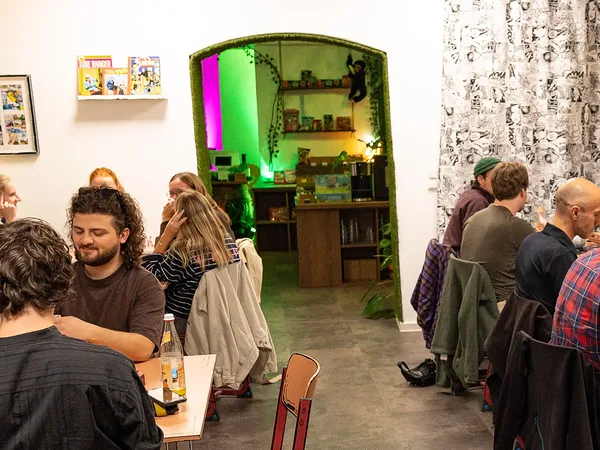 Blick durch den grün beleuchteten Durchgang in den Dschungel