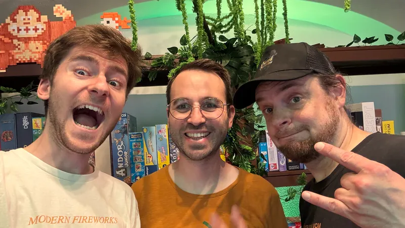 Felix, Max und Sven (von links) im Portal vor dem Spieleregal