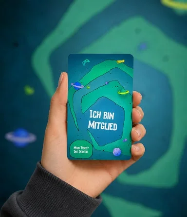 Mitgliedskarte „Ich bin Mitglied“ in der Hand
